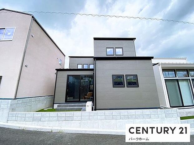 グレー基調のモダンな外観。スクエア窓と黒サッシがデザインを引き締めます