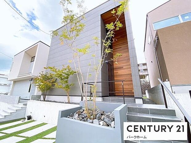 グレーのスクエアフォルムが美しいモダン邸宅。直線美が際立つファサード。