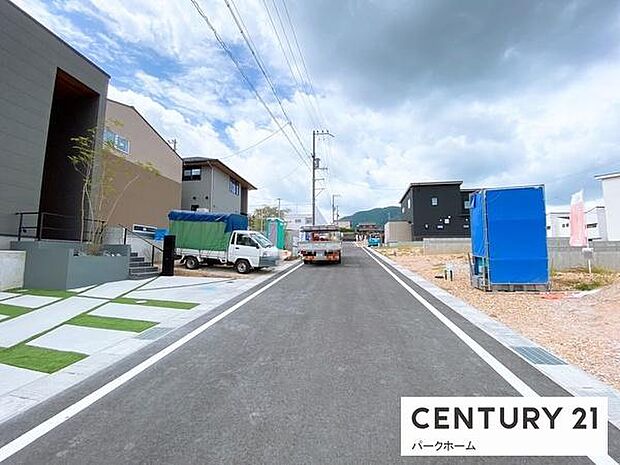 完成な住宅街。ゆとりある幅員で車のすれ違いもスムーズ。