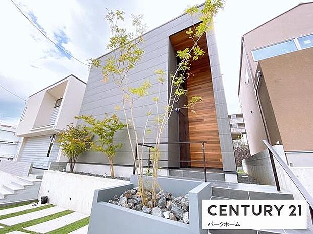 植栽計画が美しく、四季の変化を玄関先で楽しめます。