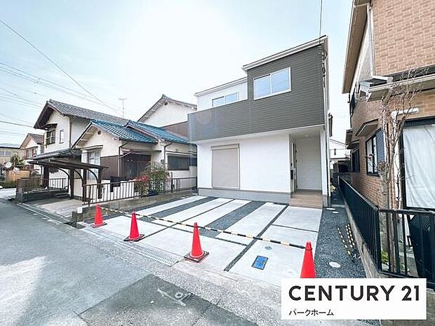 青空に映える、白とグレーのコントラストが美しいスタイリッシュな外観