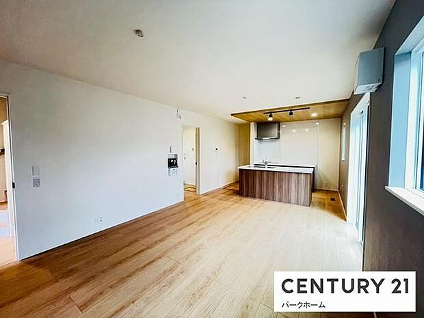 【リビング】採光面が多く明るいリビングです。