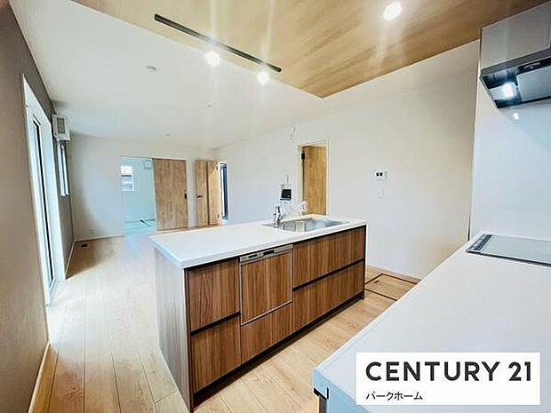 【キッチン】使い勝手と機能性を両立した快適キッチンです！カップボード付きです！