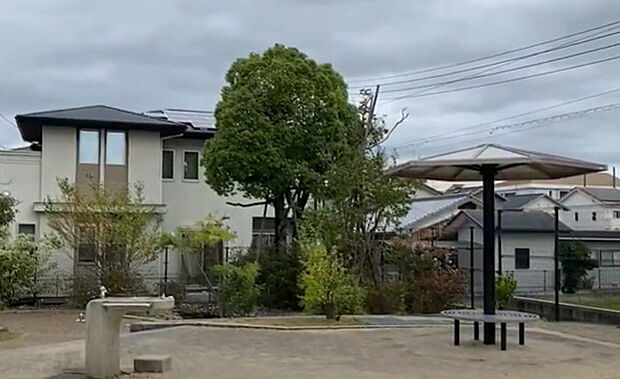 西渋川東公園まで1055m、開放的な広場と遊具で遊べる落ち着いた雰囲気の公園です。