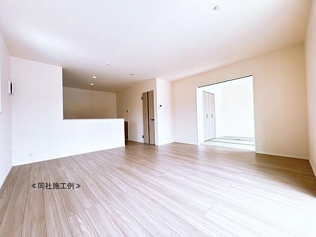 【リビング】陽当たりが良く、気持ちのいいリビングになっております。