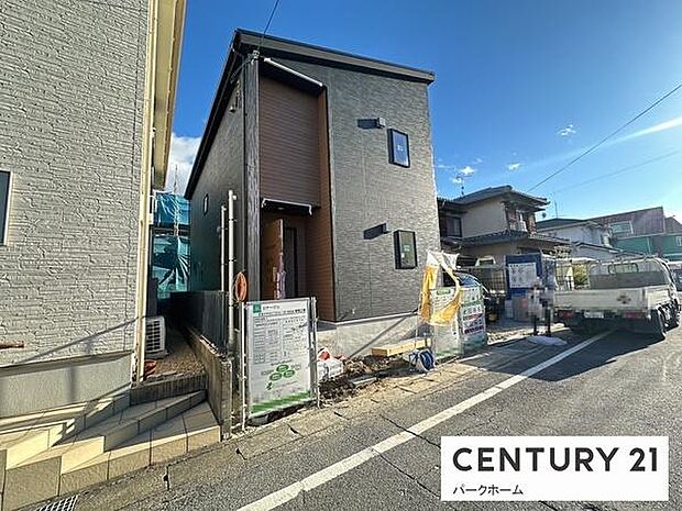 直線的なフォルムとシックなカラーが印象的な外観。