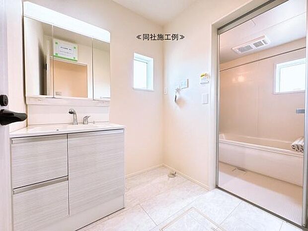 【洗面所】洗面化粧台三面鏡で収納力たっぷりです!