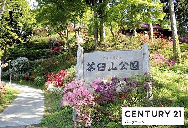茶臼山公園まで910m、多目的グランド、ゲートボール場、アスレチック遊具、芝生広場、松尾芭蕉所縁の芭蕉会館、春は桜、秋は紅葉が楽しめます