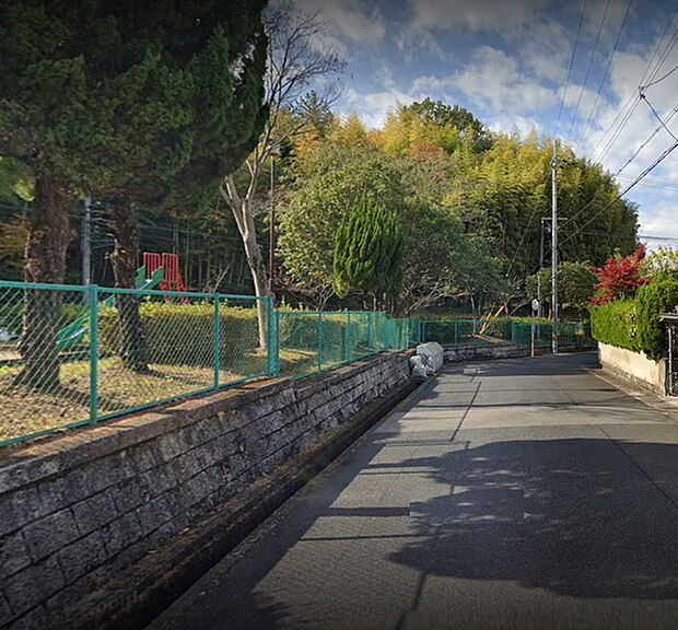 新緑苑中央公園まで555m