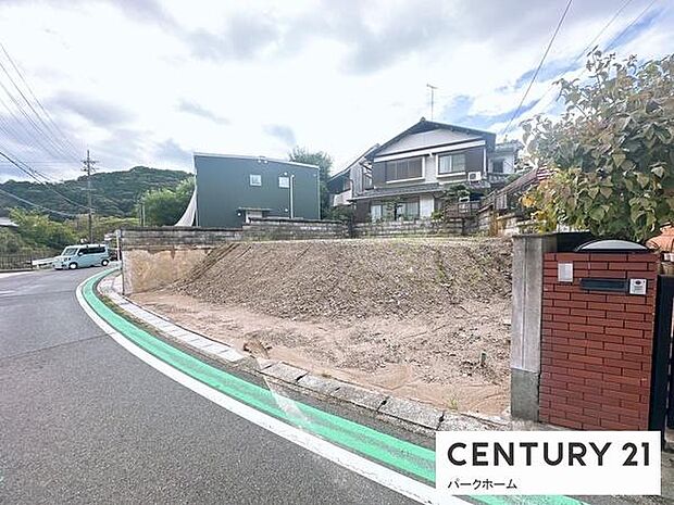 見通しの良い道路で車の出入りもしやすい環境。