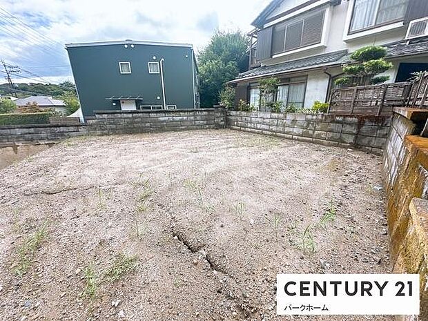 乾いた日には土埃が立ちにくい締まった地面です