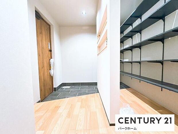 【玄関】土間収納もあり、ベビーカ―やアウトドア用品等も置いておけます！