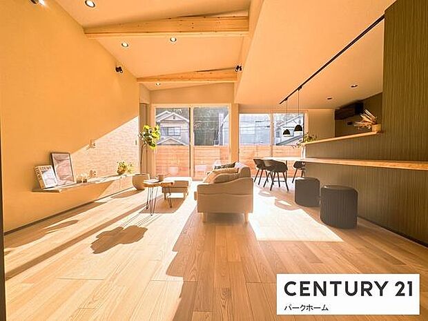 大きな窓から心地よい光と風が入るリビングです。