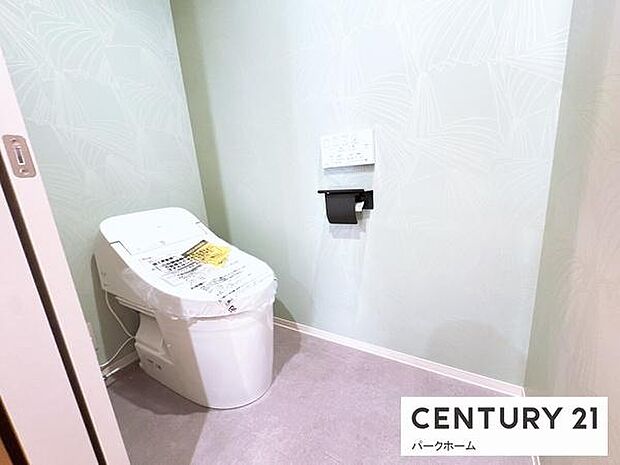 【トイレ】スッキリとしたタンクレストイレの温水洗浄便座付きトイレ！