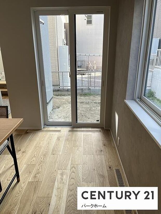 【リビング】大きな窓があり、陽当たりも良く、気持ちのいいリビングになっております!