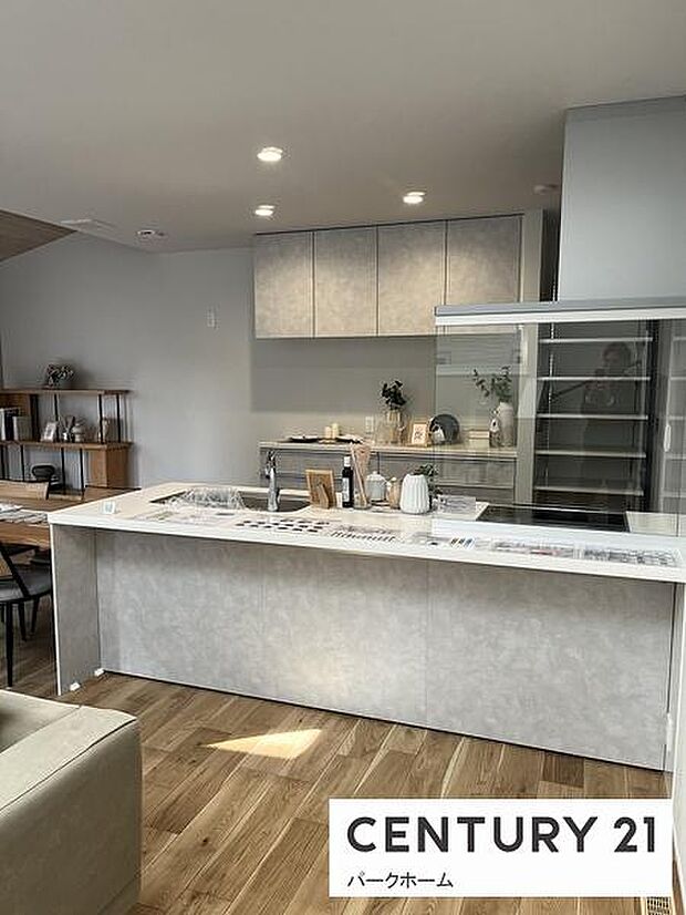 家族が集まるリビングは小物が散乱しがち。キッチン裏の収納なら、使いたい時にすぐ手が届き、片付けもラクラク。爪切りやペンなど、迷子になりやすい物の指定席として大活躍します。