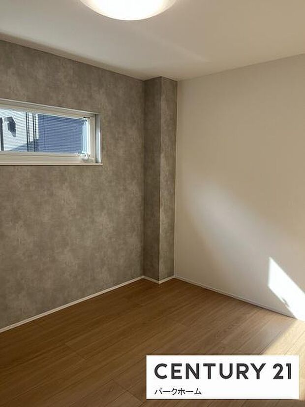 広々とした寝室、ベットを並べて子供が小さい間は家族全員で寝れるぐらいの広さ!