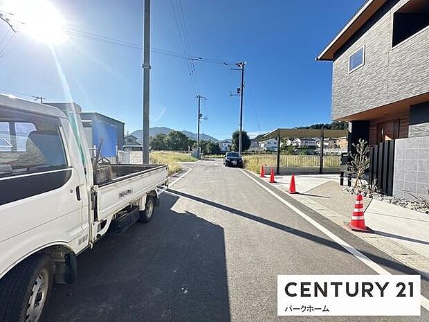 周辺は戸建てが中心の落ち着いた住宅街。新しい街並みと調和する洗練された佇まい