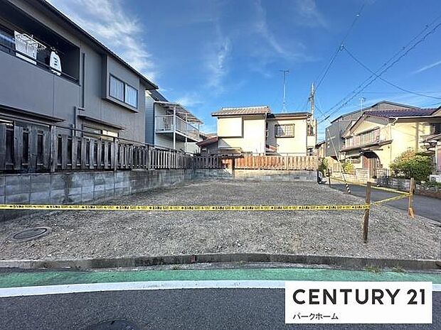 周辺は戸建が建ち並ぶ穏やかな街並み。