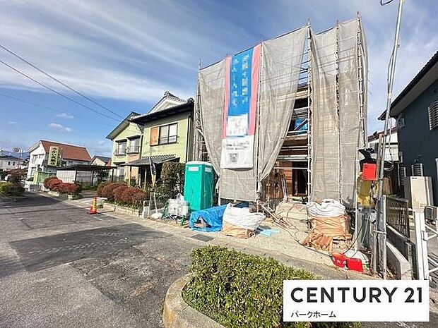 周辺は整った住宅街で、落ち着いた住環境が魅力です。