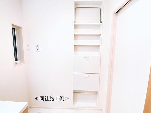 【洗面所・脱衣室】広めの脱衣所で衣類やタオルの片づけも出来るスペースがあります!