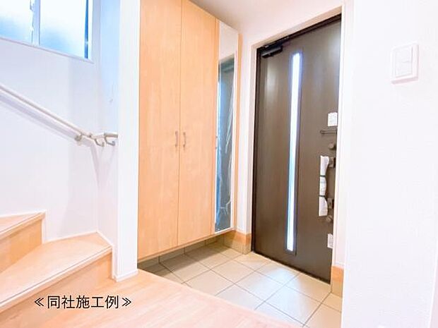 【玄関】玄関スペースです!収納も完備!