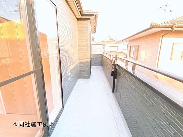 【バルコニー】日当たりの良い広々したバルコニーで洗濯物も楽ちん!