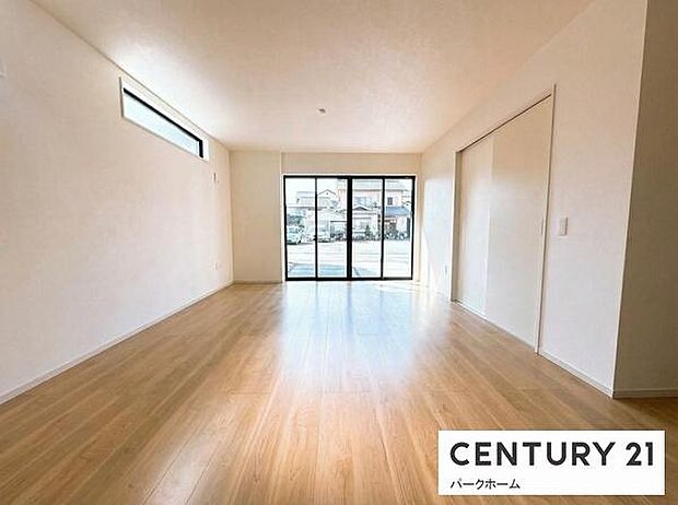 【リビング】大きな窓があり、陽当たりも良く、気持ちのいいリビングになっております!