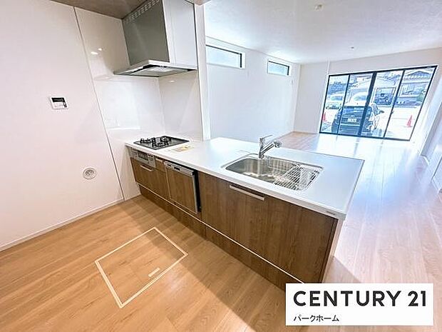 煮込み料理の待ち時間にPC作業や読書を。キッチン横の作業スペースなら、家事の合間を有効活用できます。動線もスムーズで、忙しい毎日にゆとりを生む便利な「家事ラク」スペースです。