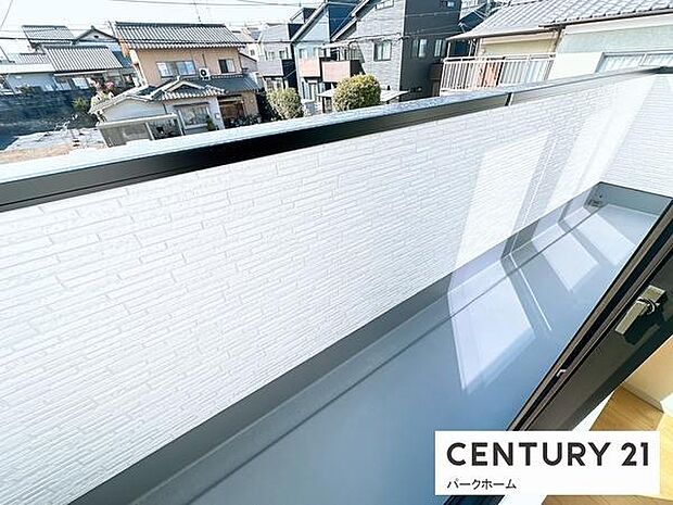 【バルコニー】日当たりの良い広々したバルコニーで洗濯物も楽ちん!