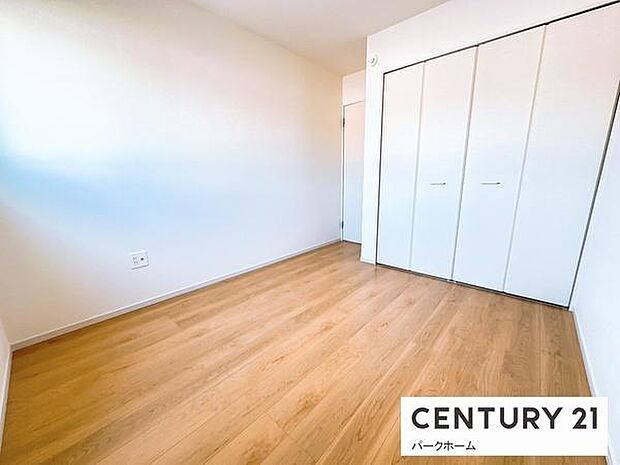 収納力があり寝室としても洋室としても利用可能です。