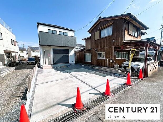 駐車スペースゆったり確保!白と黒のコントラストが美しいスタイリッシュな一戸建て。