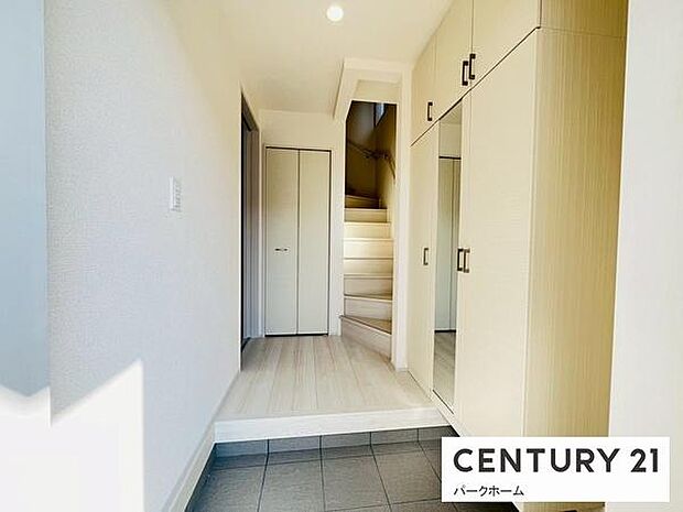 【玄関】玄関スペースです!シューズボックス付きです!