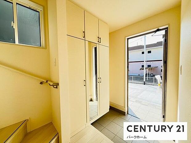 【玄関】玄関スペースです!収納も完備!