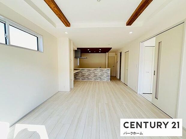 【リビング】明るいリビングです!陽当たりも良く、気持ちのいいリビングになっております。