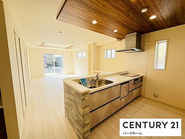 清潔感あるシステムキッチン。ワイドな作業台で下ごしらえもスムーズ。