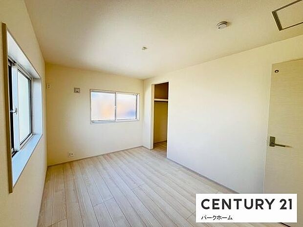 【寝室】日当たりの良い寝室になります。