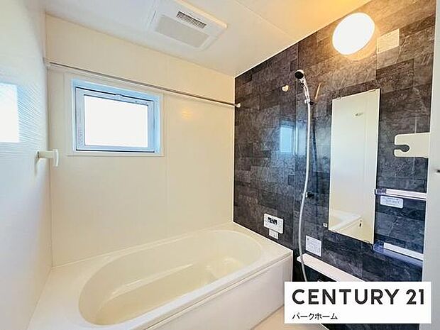 【バスルーム】日々の疲れを癒すバスルームです!浴室暖房乾燥機付きで、季節に合わせた快適なバスタイムを実現!