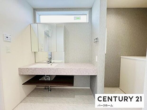 【洗面所】洗面化粧台三面鏡で収納力たっぷりです!