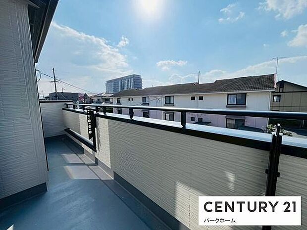 【バルコニー】日当たりの良い広々したバルコニーで洗濯物も楽ちん!