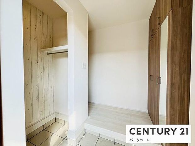 【玄関】土間収納もあり、ベビーカ―やアウトドア用品等も置いておけます!