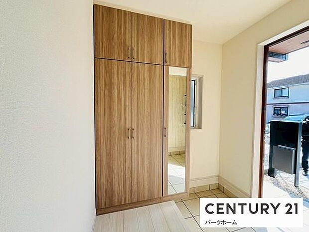 【玄関】玄関スペースです!収納も完備!