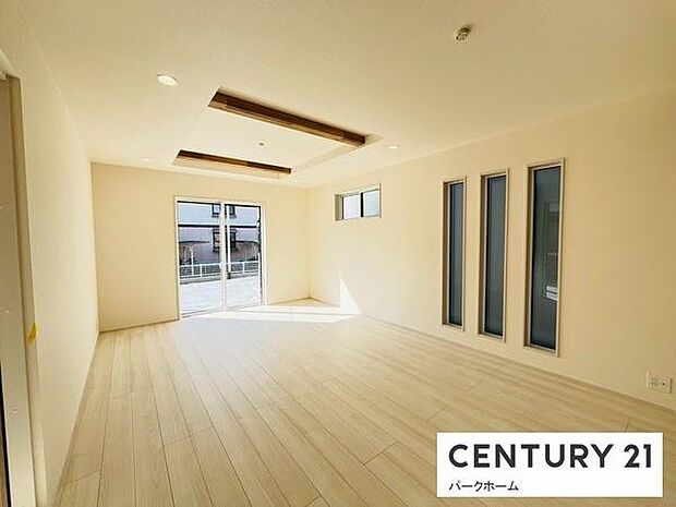 大きな窓から心地よい光と風が入るリビングです。