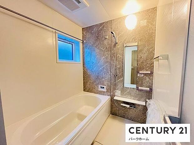 【バスルーム】日々の疲れを癒すバスルームです!浴室暖房乾燥機付きで、季節に合わせた快適なバスタイムを実現!