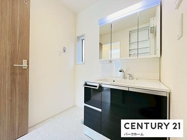 【洗面所】洗面化粧台三面鏡で収納力たっぷりです!