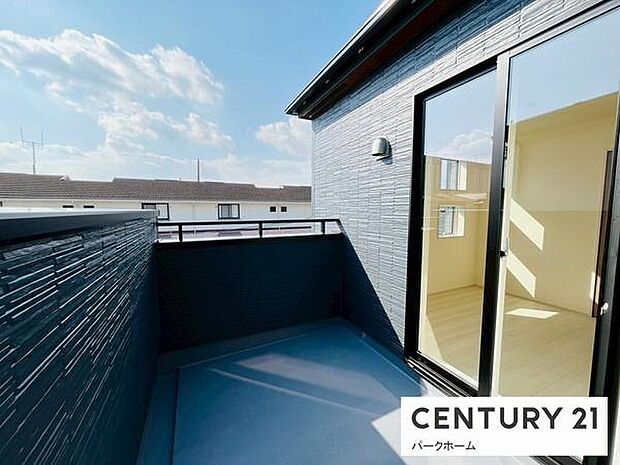 【バルコニー】日当たりの良い広々したバルコニーで洗濯物も楽ちん!