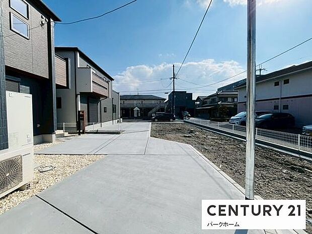 前面は見通しのよい生活道路、出入りしやすいアプローチ