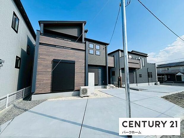 木目×ダークのコントラストが映える外観