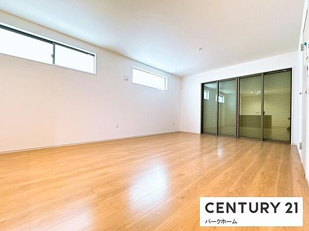 高窓から自然光がたっぷりと差し込み、室内を明るく照らします。