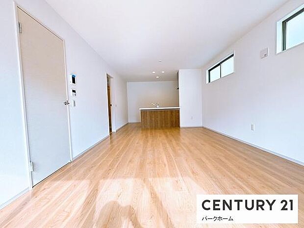 【リビング】明るいリビングです!陽当たりも良く、気持ちのいいリビングになっております。